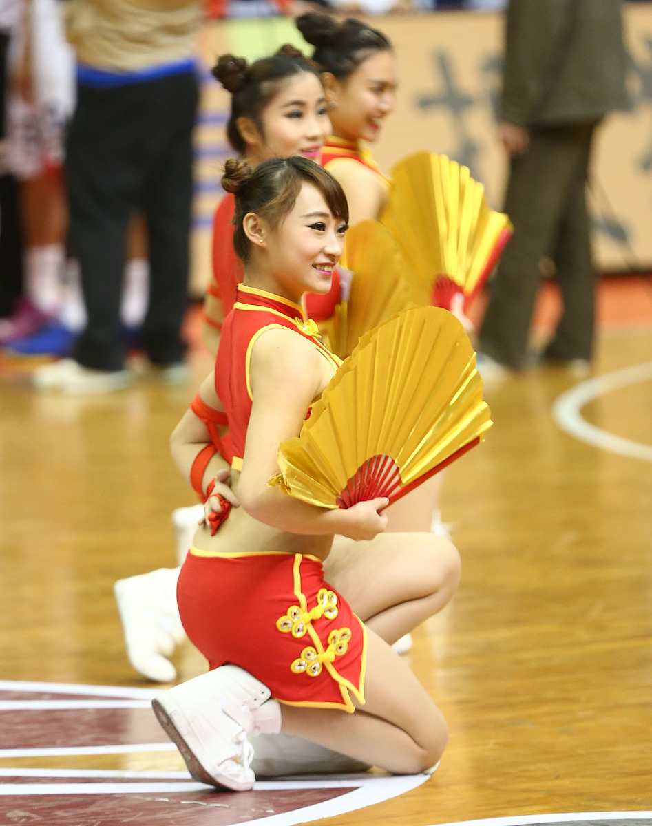 亚博体育-关于穆古鲁扎回归赛场，赛事规则更新首场状态亮眼，美国队观众沸腾！的信息