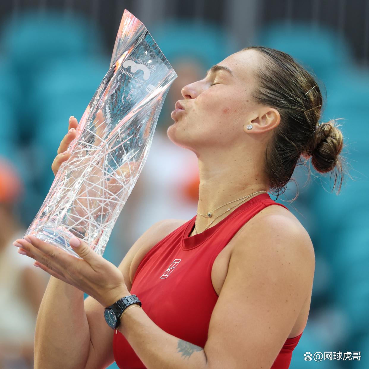 亚博-包含阿扎伦卡在巴塞罗那比赛中大胜，挺进下一轮引发热议！的词条