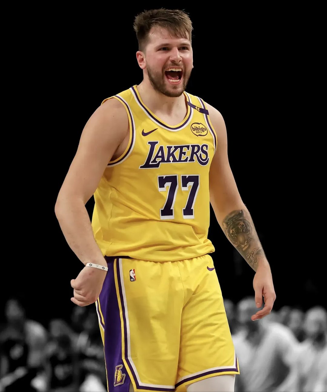 亚博体育-关于东契奇回归赛场，精彩发挥首场状态亮眼，DWG观众沸腾！的信息